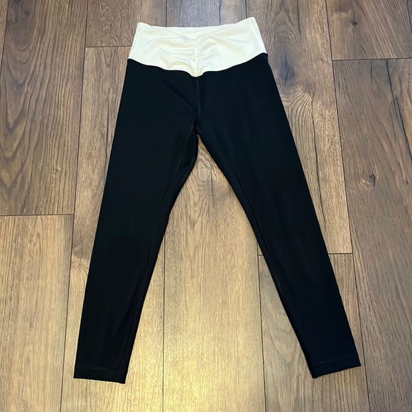 NEW Victoria secret on point live cropped legging size small - Picture 1 of 3